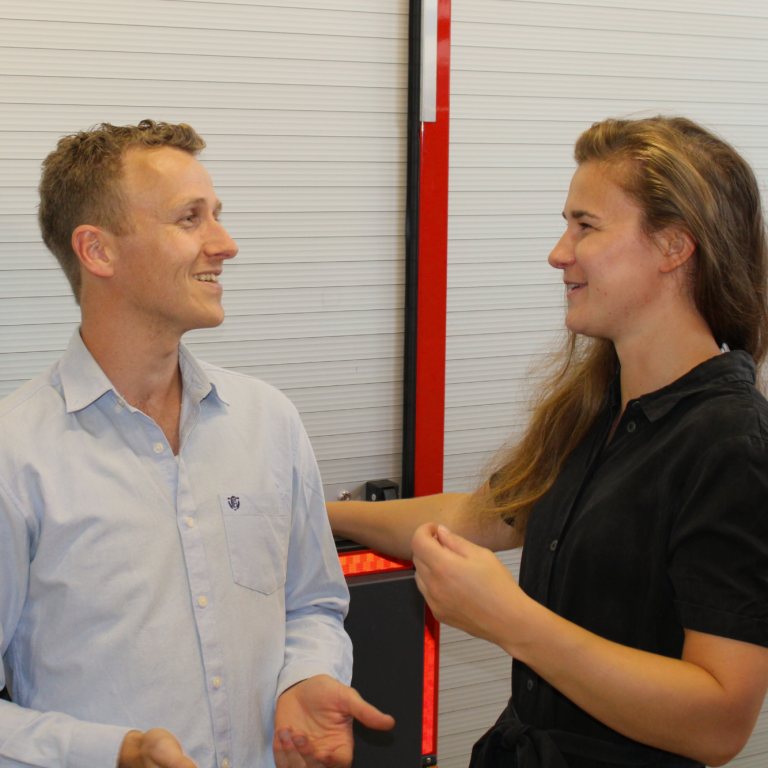 Speciaal onderwijs Twee mensen in gesprek, een man in een lichtblauw shirt en een vrouw in een zwarte jurk. Ze discussiëren.